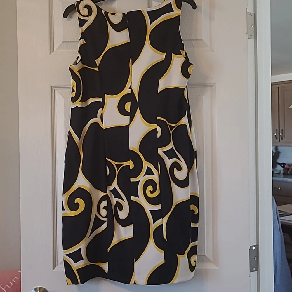 Stunning sleeveless dress in a size 14 petite - Picture 3 of 6